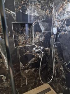 戴尔菲尼公寓式酒店的一间浴室