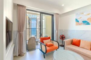 un soggiorno con un divano e una poltrona di The Hillside a Phu Quoc