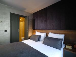 Cama ou camas em um quarto em SennaCity Hotel