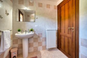 ein Badezimmer mit Waschbecken und Spiegel in der Unterkunft Chiara's flat in Laiatico + 34 Fotos