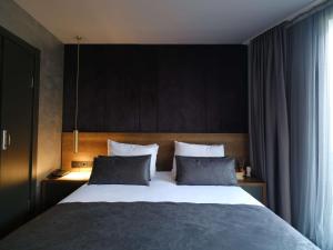 Cama ou camas em um quarto em SennaCity Hotel