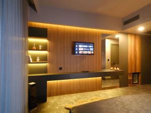Uma TV ou centro de entretenimento em SennaCity Hotel