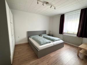 a bedroom with a bed in a room at Ferienwohnung mit vollausgestatteter Küche - SmartTV I Free Netflix I 24h Check in in Bielefeld +9 photos