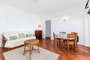 a living room with a table and a couch at Casa Verde in Armação de Pêra