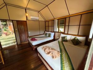 Postel nebo postele na pokoji v ubytování Phi Phi Ingphu Viewpoint Hotel