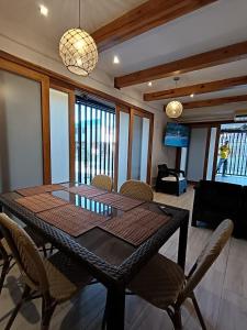 Un comedor con mesa y sillas en casa belen acosta, en Gaira