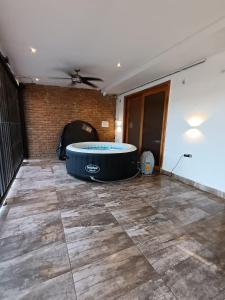 Una habitación con bañera de hidromasaje en el suelo. en casa belen acosta, en Gaira
