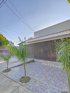 una casa con dos palmeras delante de ella en casa belen acosta, en Gaira 7 fotos más