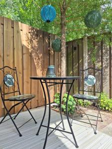 a table and two chairs on a patio at B&B de Gouwe Tijd, suite Het Gouden Blad in Noordgouwe