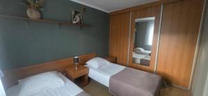 Een bed of bedden in een kamer bij Ośrodek Wczasowy Bursztyn