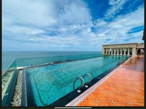 una piscina in cima a un edificio con oceano di The Hillside a Phu Quoc