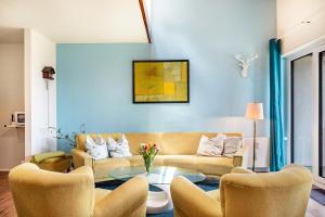 a living room with a couch and a table and chairs at Himmelblau in Schönwald