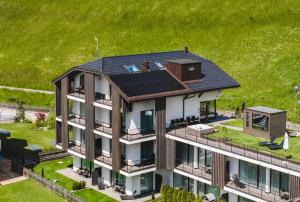 eine Luftansicht eines Hauses mit Solardach in der Unterkunft Anna Lodges Dolomites in St. Christina in Gröden