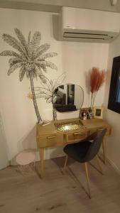 a desk with a mirror and a chair in a room at Maison 5 personnes Piscine 10min Stade Vélodrome in Marseille