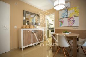 a dining room with a table and a mirror at Casa Yuliia Ivan Luxury Homes 2ªPlta Norte 1ªLinea in Oropesa del Mar