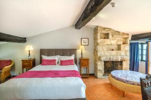Un dormitorio con una cama grande y una chimenea. en Grimaldi, en Cagnes-sur-Mer 102 fotos más