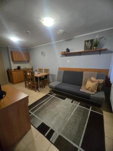 Een zitgedeelte bij Ośrodek Wczasowy Bursztyn