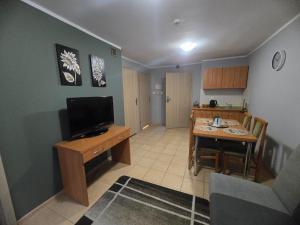 Een TV en/of entertainmentcenter bij Ośrodek Wczasowy Bursztyn
