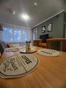 Een zitgedeelte bij Ośrodek Wczasowy Bursztyn