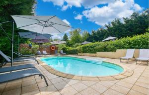 einen Pool mit einem Sonnenschirm, Stühlen und einem Tisch in der Unterkunft Nice Home In Sarlat-La-Canéda in Sarlat-la-Canéda
