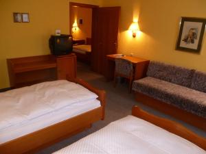 Giường trong phòng chung tại Hotel Deutsche Eiche Northeim