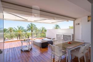 ジュリアノーヴァにあるHomiday - Riviera Palaceのテーブルと椅子のあるリビングルーム