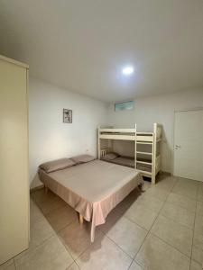 Ένα ή περισσότερα κρεβάτια σε δωμάτιο στο Apartment near the sea