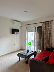 Μια τηλεόραση ή/και κέντρο ψυχαγωγίας στο Apartment near the sea