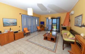 Galini Beach Villa في أمودي: غرفة معيشة مع أريكة وطاولة