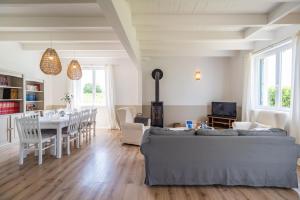 un salon avec un canapé et une table dans l'établissement Un Air de Famille - proche de la plage, à Pleubian