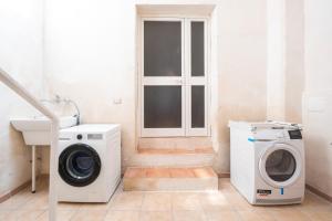 eine Waschküche mit Waschmaschine und Unterlegscheibe in der Unterkunft Biancolino Apartments in Nardò