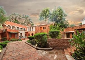 a house with a brick courtyard in front of it at Hotel Inn Season - Art Deco Heritage Hotel in Jodhpur in Jodhpur