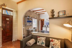 a living room with a couch and a kitchen at Casa Rustica San Francisco 3 in Telde