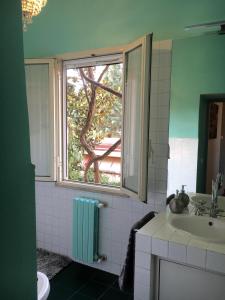 een badkamer met een wastafel en een raam bij Garibaldi Roof Garden in Rome