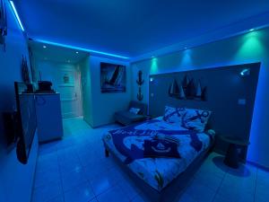 Voodi või voodid majutusasutuse Le Voilier - Studio Moderne Vue Mer Panoramique avec Piscine toas