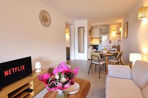 a living room with a couch and a table at U Mare - T2 cabine avec vue mer, plage & piscine in Pianottoli-Caldarello