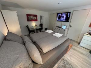 una camera con letto e tavolo con TV di Doppelzimmer in Stuttgart-Birkach - Nähe Musicals im SI-Zentrum, Messe, Flughafen, Uni Hohenheim a Stoccarda