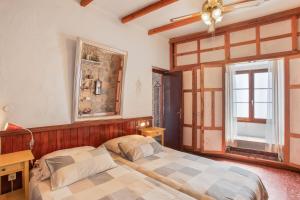 a bedroom with a bed and a window at Casa Rustica San Francisco 3 in Telde