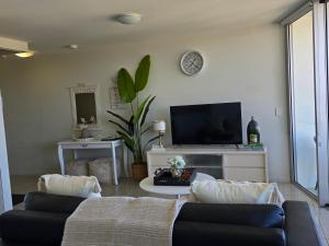 TV a/nebo společenská místnost v ubytování Ocean Retreat