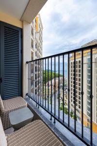 un balcone con vista sull'oceano di The Hillside a Phu Quoc