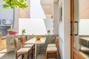 アギア・ペラギアにあるAriella, Cozy Apartment Near the Beachの窓付きのキッチン(テーブル、椅子付) +20枚の写真