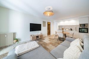 ein Wohnzimmer mit Sofa und Fernseher in der Unterkunft Two Bedroom Appartment - Cannes in Cannes