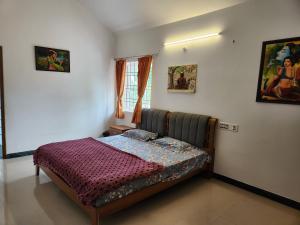 a bedroom with a bed in a room at Sixer Cottage in Yercaud
