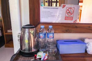 Принадлежности для чая и кофе в Urbanview Homestay Cendrawasih By RedDoorz