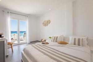 Cama ou camas em um quarto em Acrogiali Beachfront Hotel Mykonos