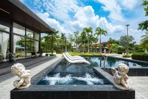 une piscine dans une maison avec deux statues dans l'eau dans l'établissement Huge Pool Villa with Private Lake 4BR 10 Persons, à Ban Huai Yai
