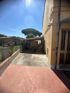 a brick walkway in front of a building at La casa di nonna Ottorina in Venturina Terme
