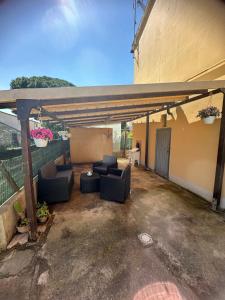 an outdoor patio with couches and a pergola at La casa di nonna Ottorina in Venturina Terme