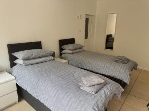 two beds sitting next to each other in a bedroom at New Crown Inn Bath in Bath
