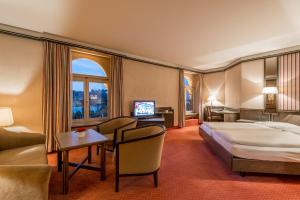 Postel nebo postele na pokoji v ubytování Hotel Monopol Luzern